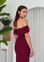 فستان ناعم اوف شولدر مزين بالورود و خامة الكريب ال...