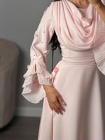 فستان ناعم بأكمام واسعة مزين بالورود