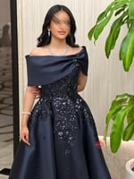 فستان سهرة ميدي مزين بالتطريز