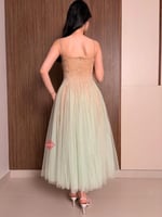 فستان سهرة مزين بالترتر ستايل كت وكلوش تل