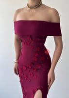 فستان ناعم اوف شولدر مزين بالورود و خامة الكريب ال...