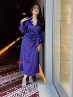 فستان ميدي ناعم ستايل لف و اكمام طويلة مزينة بالري...