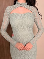 فستان ناعم من الدانتيل الفاخر بفتحة راقية أنثوية