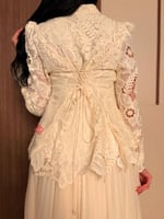 طقم راقي بلوزة مزينه بالدانتيل الراقي و تنورة تل ب...