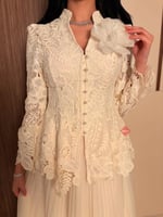 طقم راقي بلوزة مزينه بالدانتيل الراقي و تنورة تل ب...