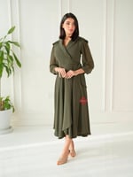 فستان كريب ناعم باكمام شيفون و كلفة مطرزة على الكت...