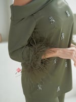 طقم بلوزة و بنطلون بخامة الستان الناعمة و مزين بال...