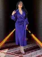 فستان ميدي ناعم ستايل لف و اكمام طويلة مزينة بالري...