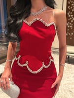 فستان سهرة طويل مزين بالكريستال اللامع