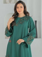 جلابية مزينة بتطريز فراشة