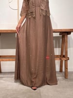 جلابية قطعتين مزينة بالورود والفصوص اللامعة