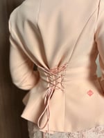 طقم راقي بلوزة و تنورة مزينة بتطريز ورود وحبال من...