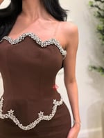 فستان سهرة طويل مزين بالكريستال اللامع