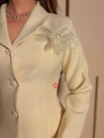 طقم راقي بلوزة و تنورة مزينة بتطريز ورود وحبال من...