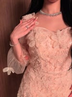 طقم راقي تنورة و بلوزة باكمام طويلة مزينة بالورود