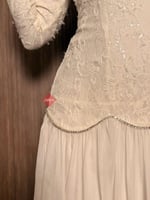 فستان سهرة باكمام طويلة من الدانتيل الراقي مزينة ب...