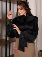 قميص نسائي حريري بربطة ياقة وثنيات فاخرة