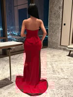 فستان سهرة طويل مزين بالكريستال اللامع