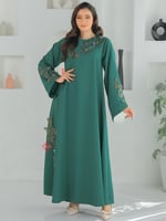 جلابية مزينة بتطريز فراشة