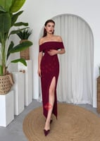 فستان ناعم اوف شولدر مزين بالورود و خامة الكريب ال...