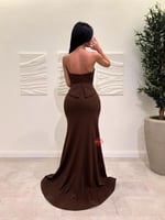 فستان سهرة طويل مزين بالكريستال اللامع