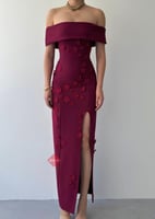 فستان ناعم اوف شولدر مزين بالورود و خامة الكريب ال...