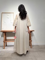 جلابية ناعمة واسعة بنقشات أزهار ذهبية