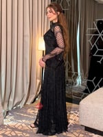 فستان سهرة طويل مزين بالترتر اللامع والدانتيل ستاي...