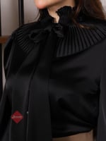 قميص نسائي حريري بربطة ياقة وثنيات فاخرة