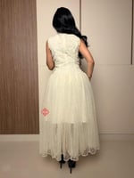 فستان كت ناعم بقصة كلوش وتفاصيل تل أنثوية