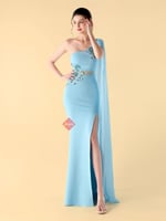 فستان سهرة كريب ستايل كم وشاح ون شولدر مزين بالتطر...