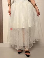 فستان كت ناعم بقصة كلوش وتفاصيل تل أنثوية