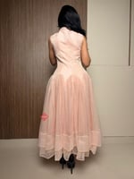 فستان سهرة فخم مزين باللؤلؤ بقصة كت وكلوش تل