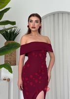 فستان ناعم اوف شولدر مزين بالورود و خامة الكريب ال...