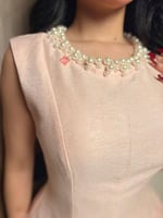 فستان سهرة فخم مزين باللؤلؤ بقصة كت وكلوش تل