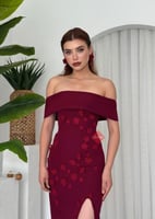 فستان ناعم اوف شولدر مزين بالورود و خامة الكريب ال...