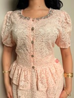 طقم راقي بلوزة و تنورة بتصميم مزينه بالدانتيل الرا...