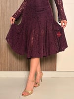 فستان ميدي ناعم من الدانتيل الراقي بتصميم أنثوي