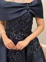 فستان سهرة ميدي مزين بالتطريز