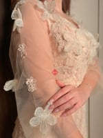 فستان راقي باكمام طويلة مزينة بالورود