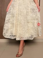 فستان دانتيل ناعم بتصميم راقٍ