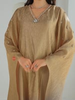 جلابية مزينة بالكريستال و اكمام وشاح