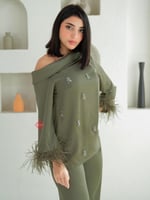 طقم بلوزة و بنطلون بخامة الستان الناعمة و مزين بال...