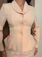 طقم راقي بلوزة و تنورة مزينة بتطريز ورود وحبال من...