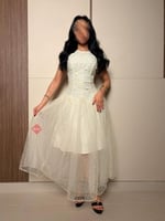 فستان كت ناعم بقصة كلوش وتفاصيل تل أنثوية