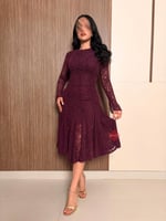 فستان ميدي ناعم من الدانتيل الراقي بتصميم أنثوي