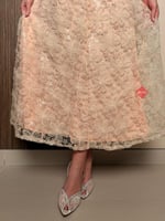 فستان راقي باكمام طويلة مزينة بالورود