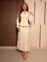 طقم راقي بلوزة و تنورة مزينة بتطريز ورود وحبال من...