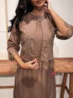 جلابية قطعتين مزينة بالورود والفصوص اللامعة