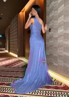 فستان سهرة طويل ناعم ستايل ون شولدر مزين بالخرز ال...